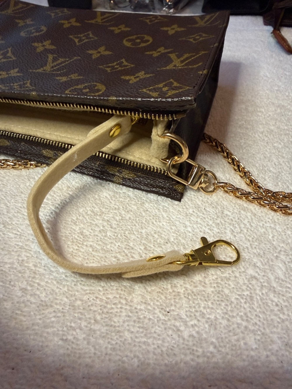 Louis Vuitton Monogram Pochette Toiletry 19 w/crossbody chain and felt insert - Picture 8 of 15